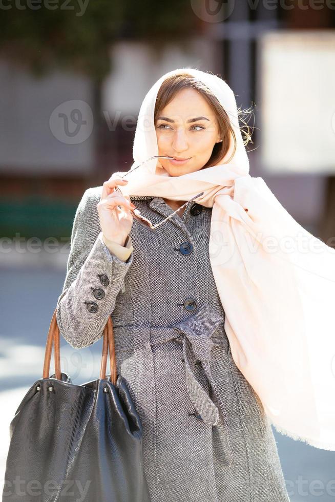 ragazza in un cappotto per strada foto