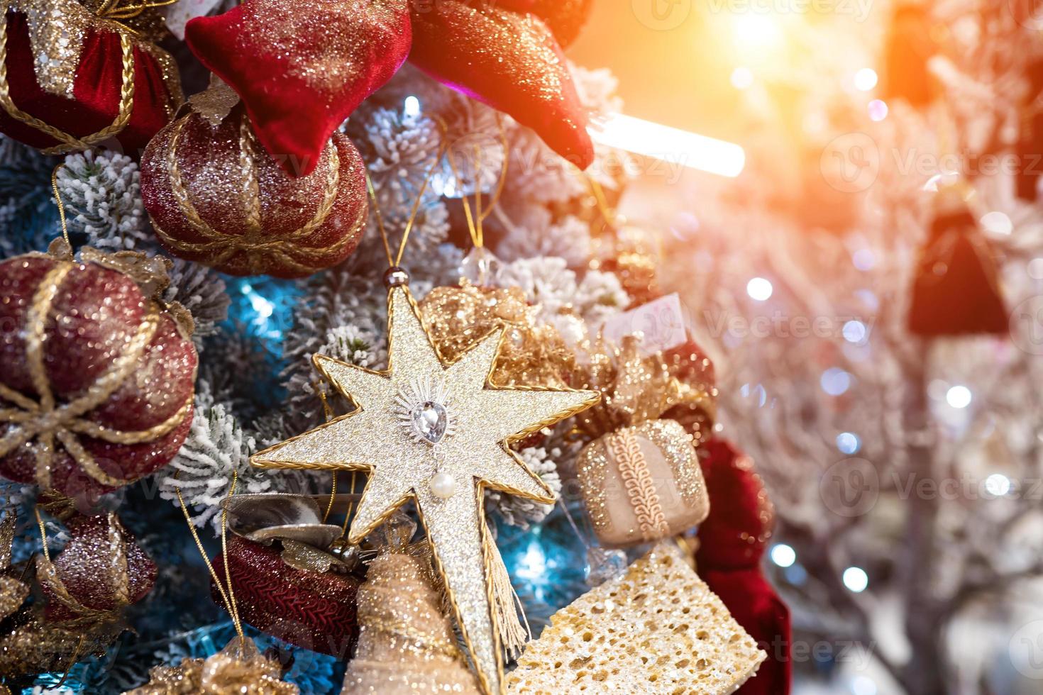 diverso oggetto giocattolo i regali sospeso su un' decorato Natale albero. foto