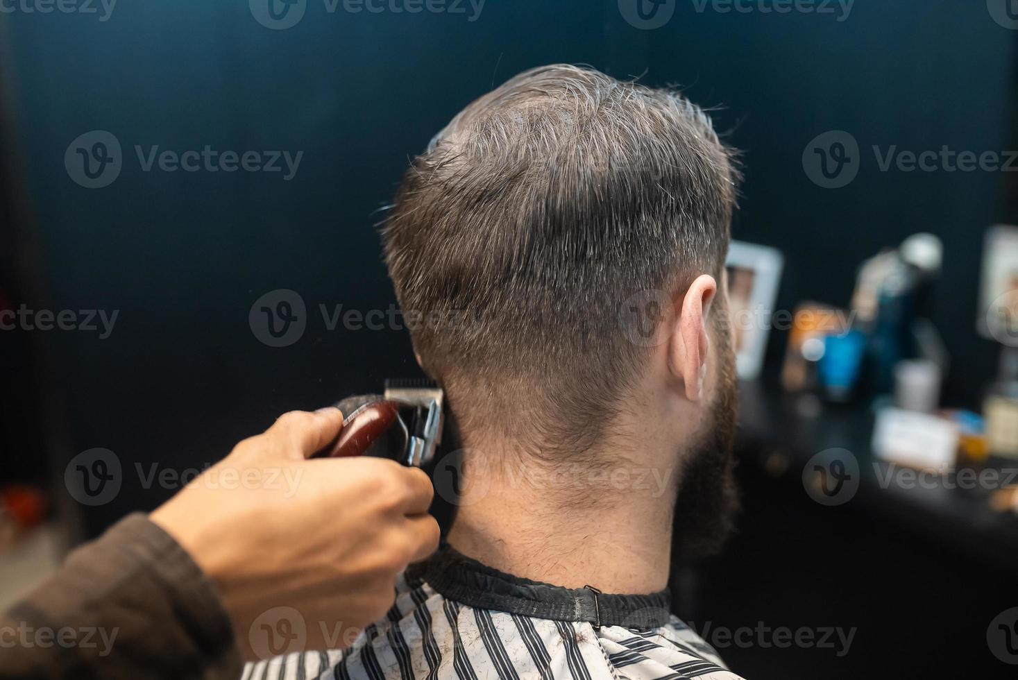 maestro nel barbiere fa Uomini taglio di capelli con capelli clipper foto