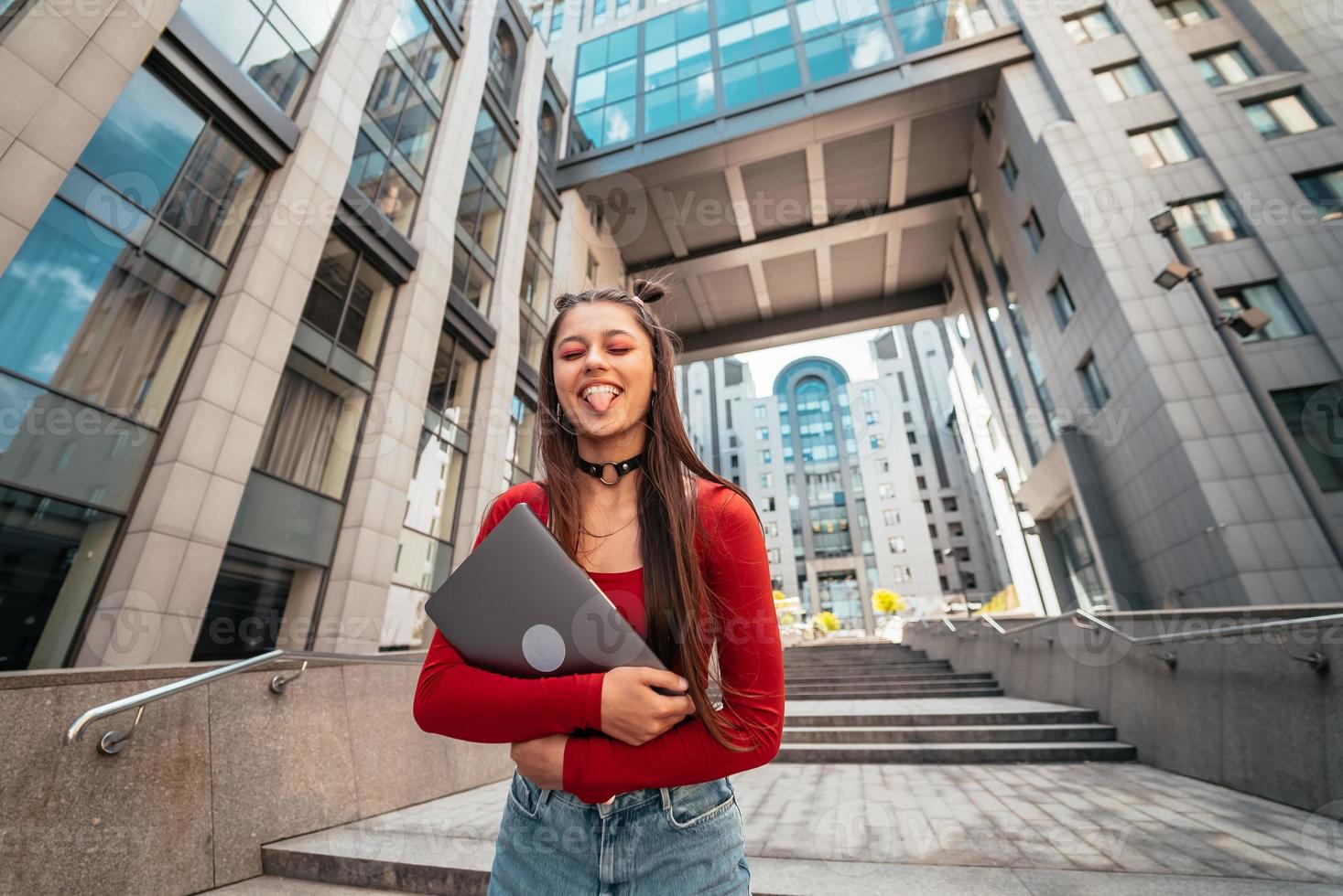 giovane bellissimo donna con un' il computer portatile su il strada foto