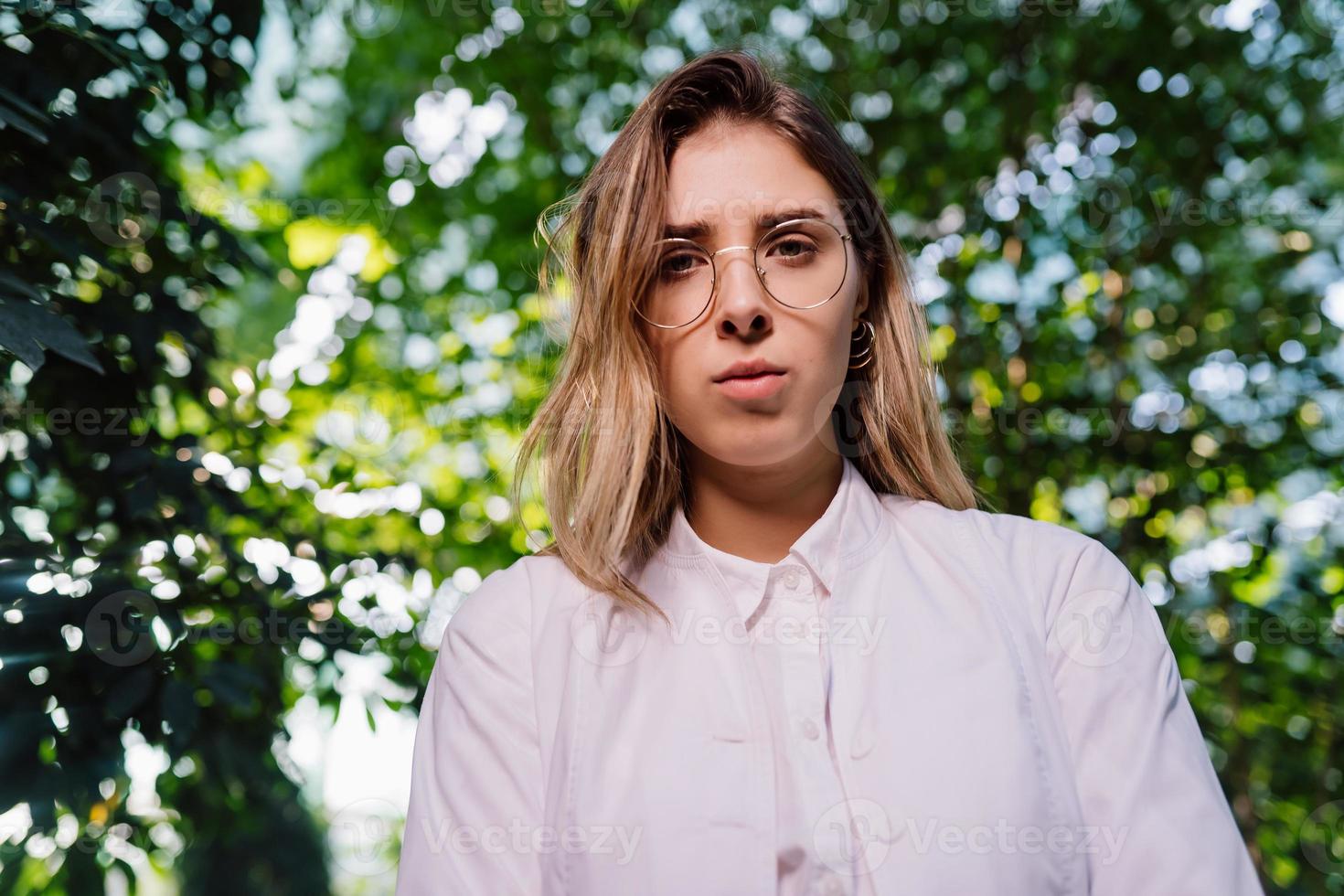 giovane agricolo ingegnere Lavorando nel serra. giovane femmina scienziato guardare a il telecamera foto