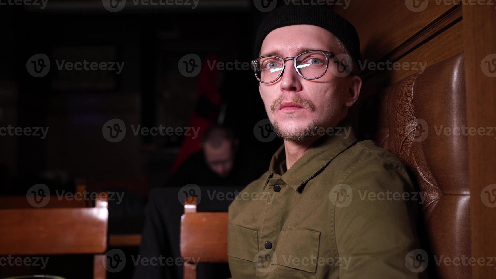 infelice singolo uomo potabile birra a bar o pub foto