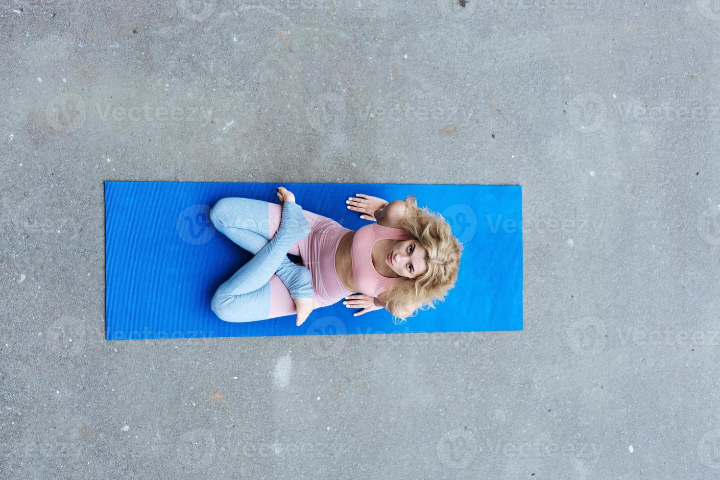 giovane sottile biondo donna fabbricazione yoga esercizi foto