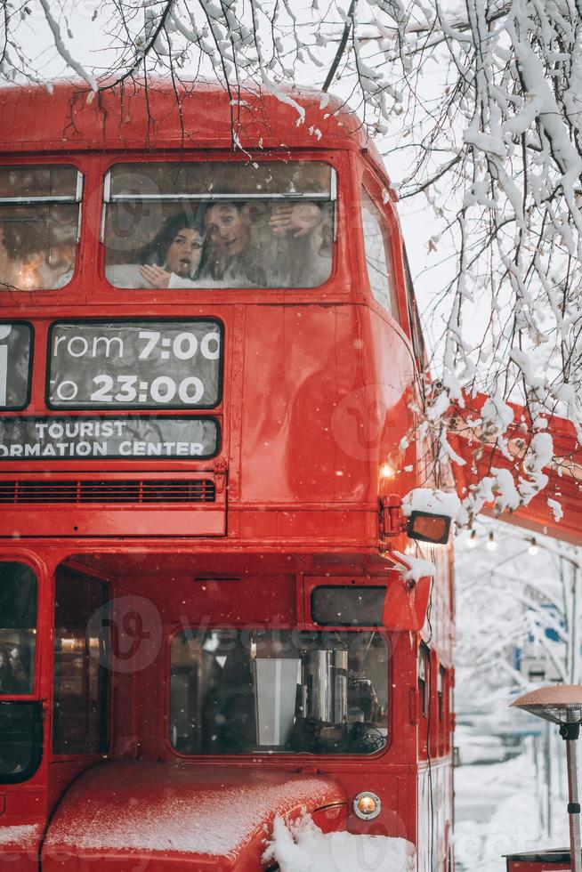 amorevole giovane coppia avere divertimento nel il rosso autobus foto