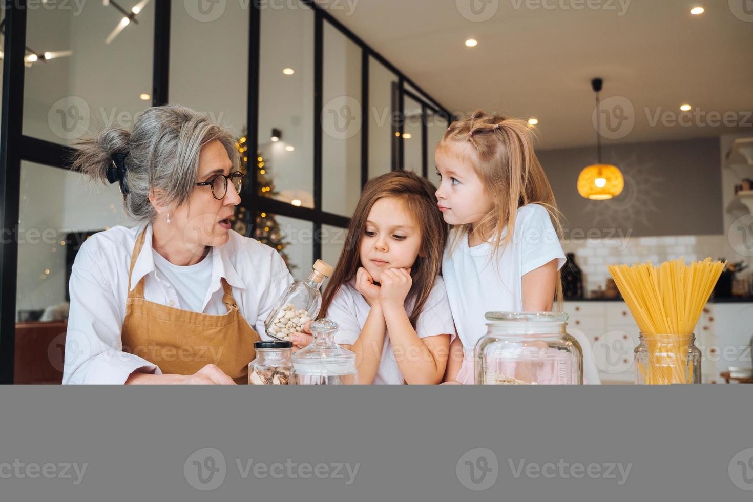 nonna e nipotina siamo cucinando su cucina. foto