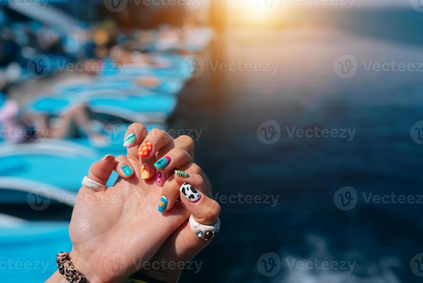 donne bellissimo manicure nel il piscina. vicino su foto