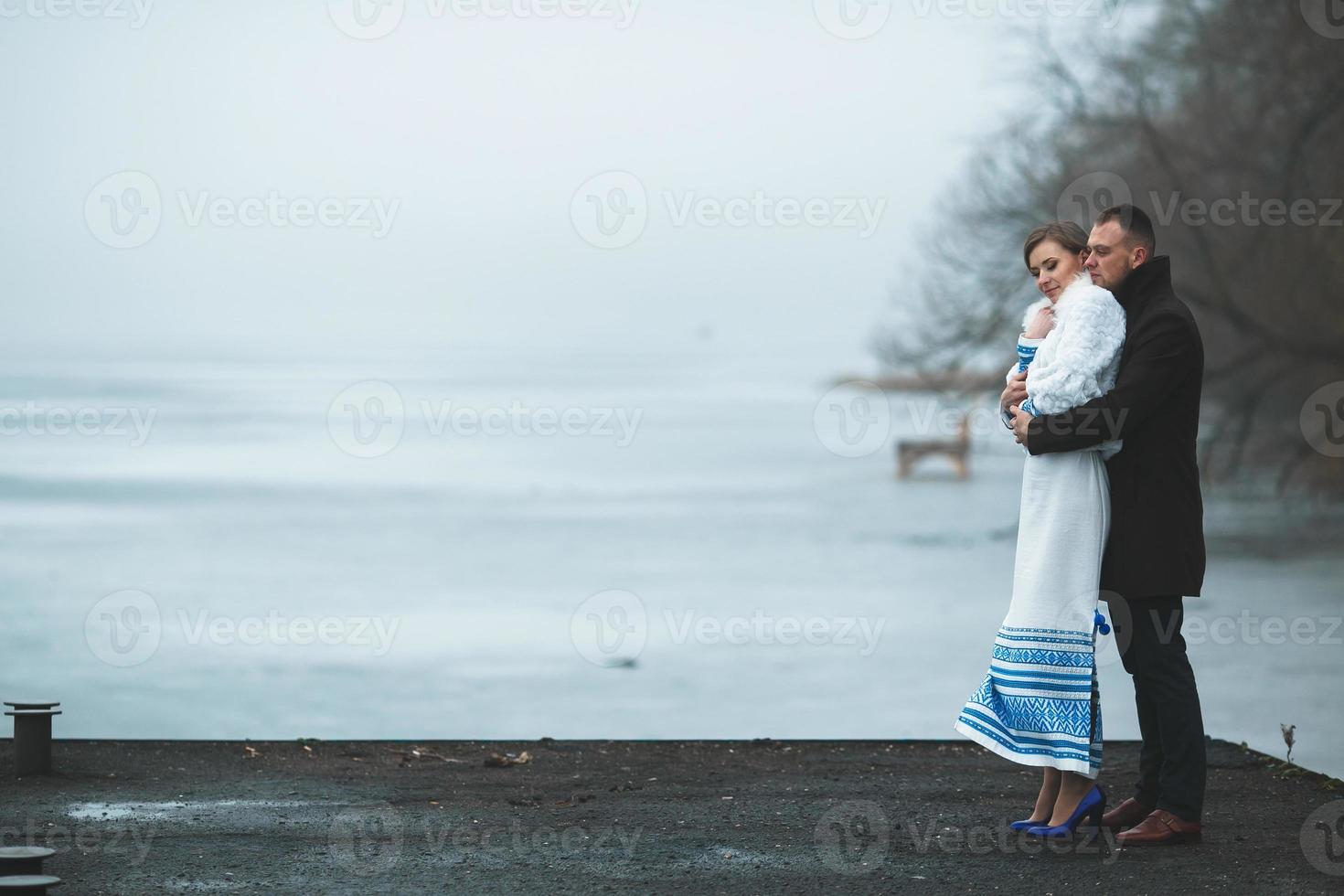 bella coppia sul molo nella nebbia invernale. foto