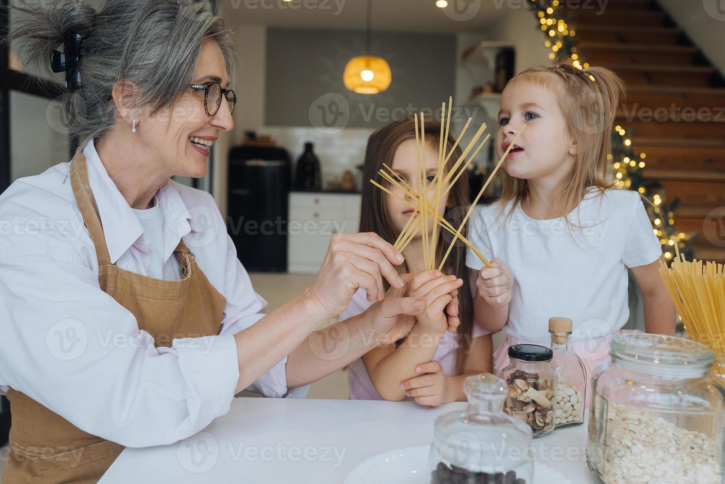 nonna e nipotina siamo cucinando su cucina. foto