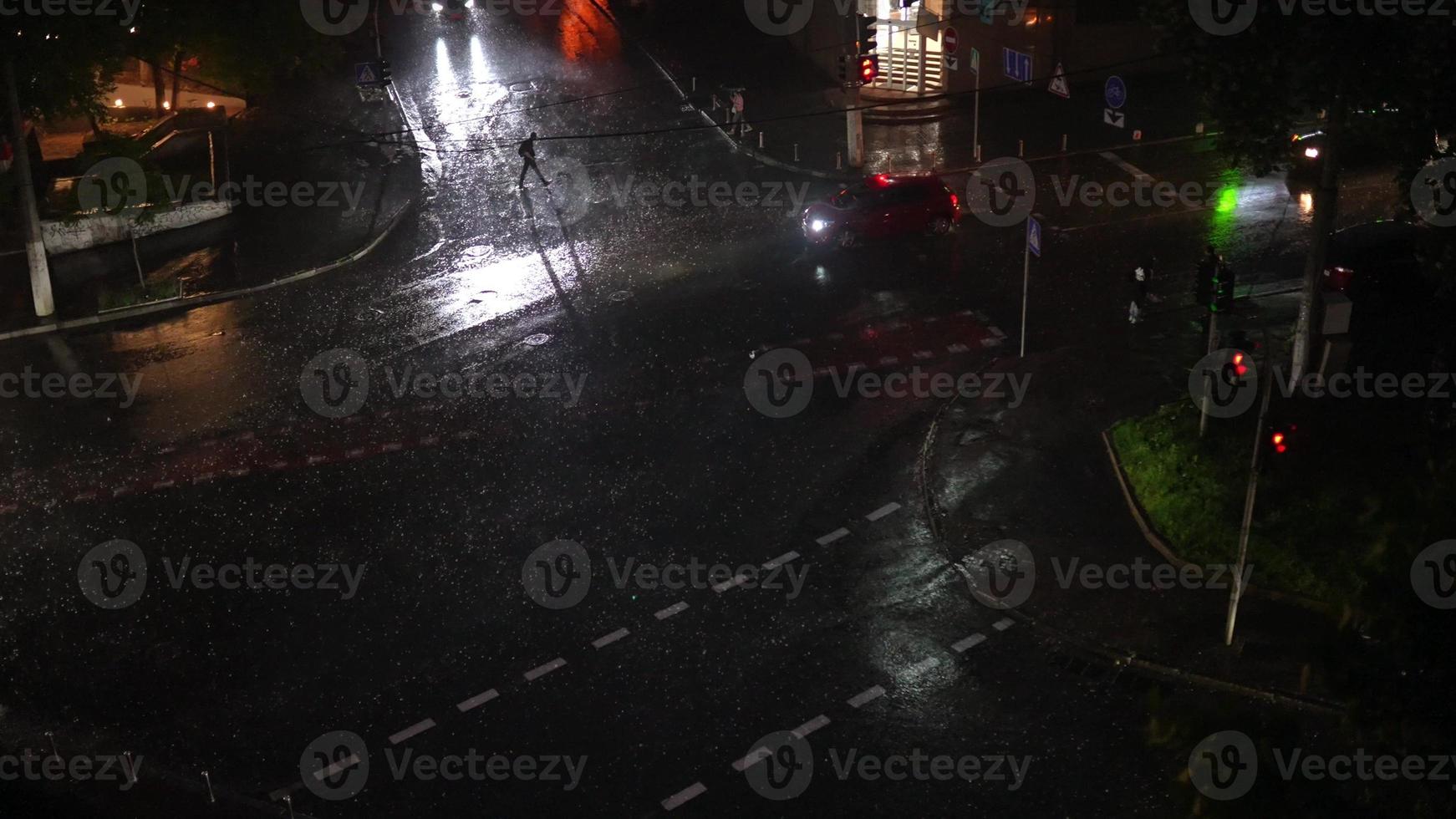 kiev, Ucraina - giugno 1, 2021 strade di kiev a notte volta. pesante pioggia all'aperto foto