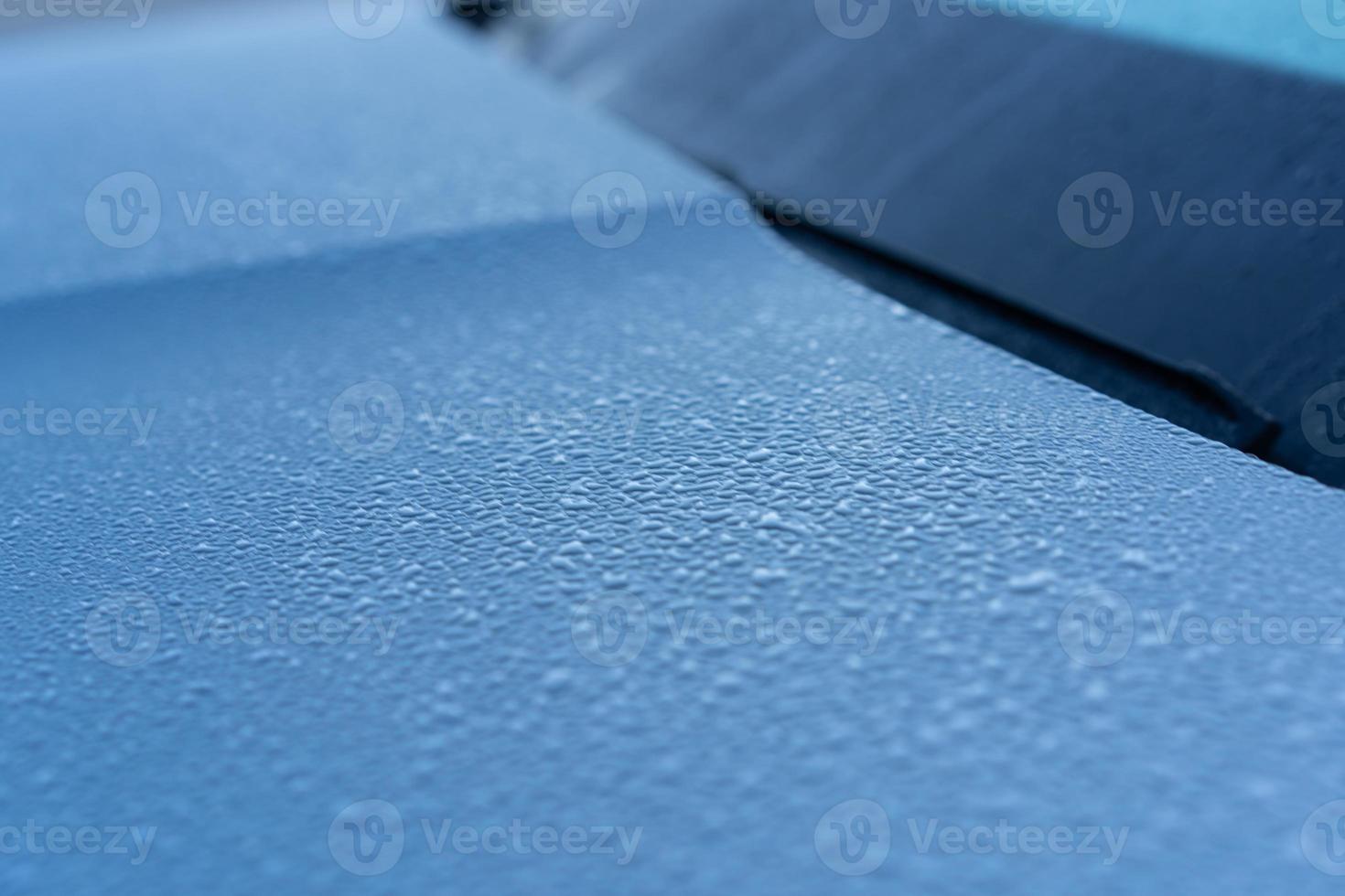 gocce di pioggia su il cappuccio di il macchina. avvicinamento. foto
