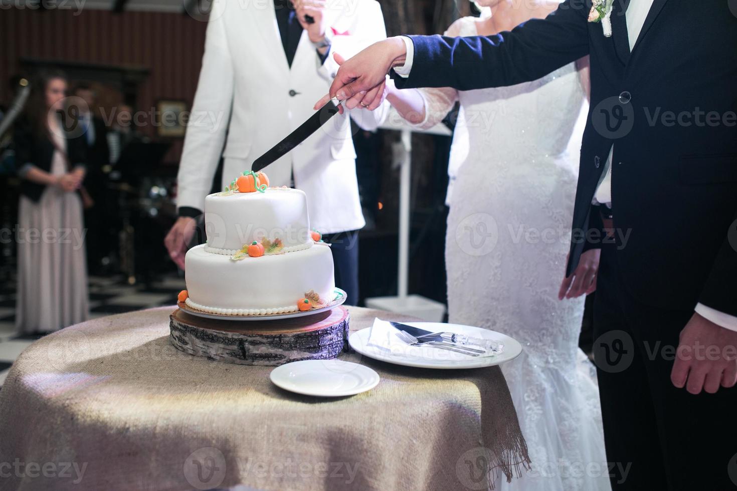 il sposa e sposo tagliare il nozze bellissimo torta foto