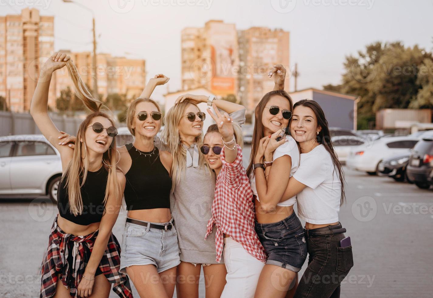 sei giovane donne avere divertimento a il auto parco. foto