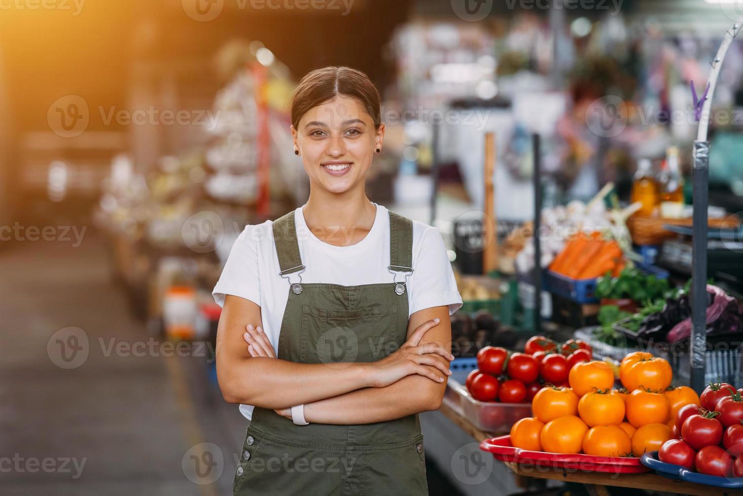 donna venditore a il contatore con verdure. piccolo attività commerciale concetto foto