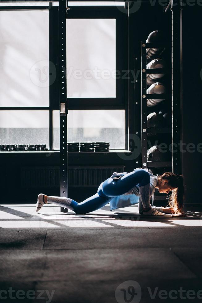 ritratto di attraente giovane donna fare yoga o pilates esercizio foto