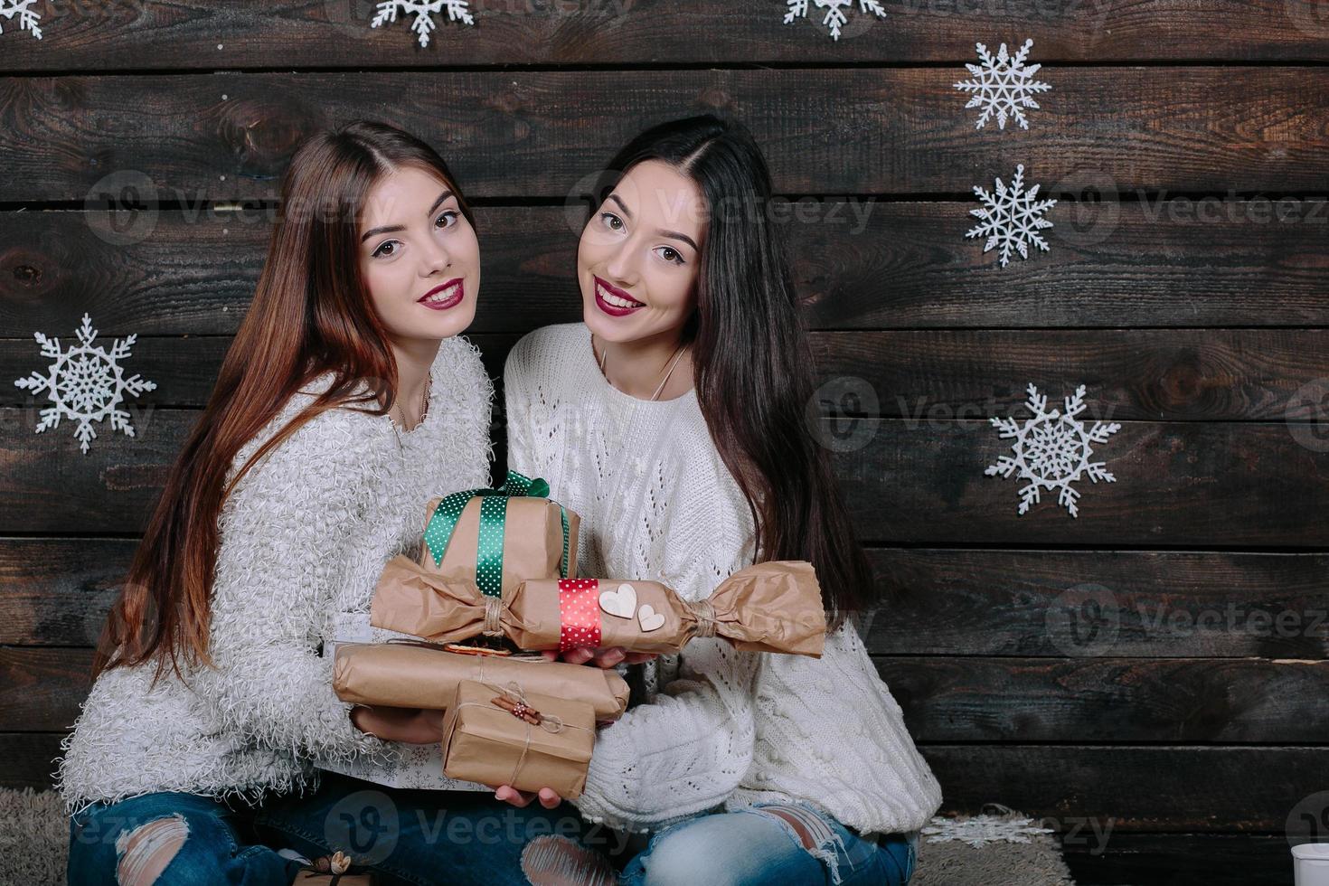 Due bellissimo ragazze offrire i regali per telecamera foto