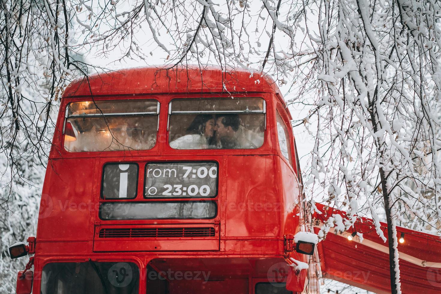 amorevole giovane coppia baci nel il rosso autobus, godere ogni altro foto