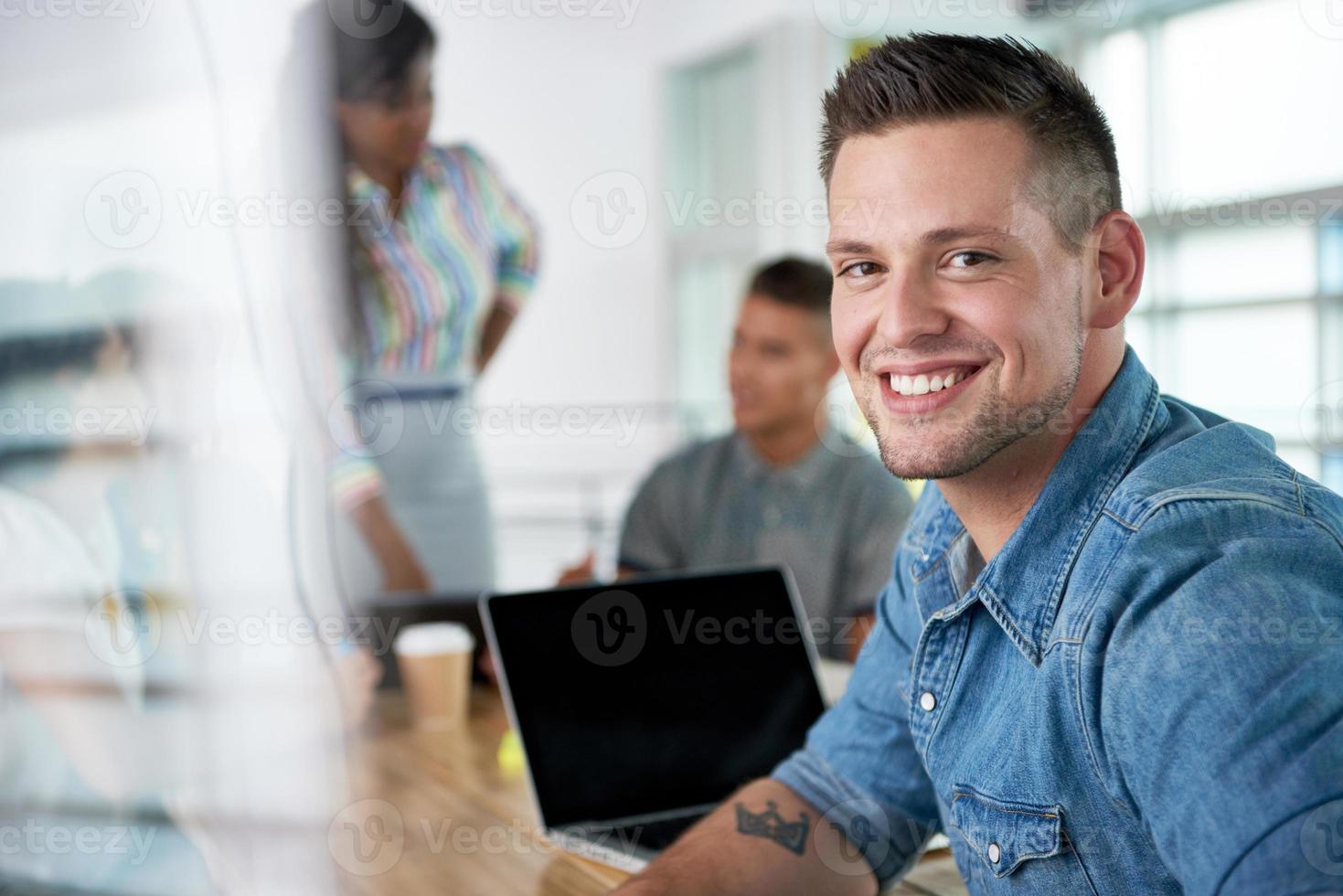 immagine di un uomo d'affari di successo casual utilizzando il computer portatile durante foto