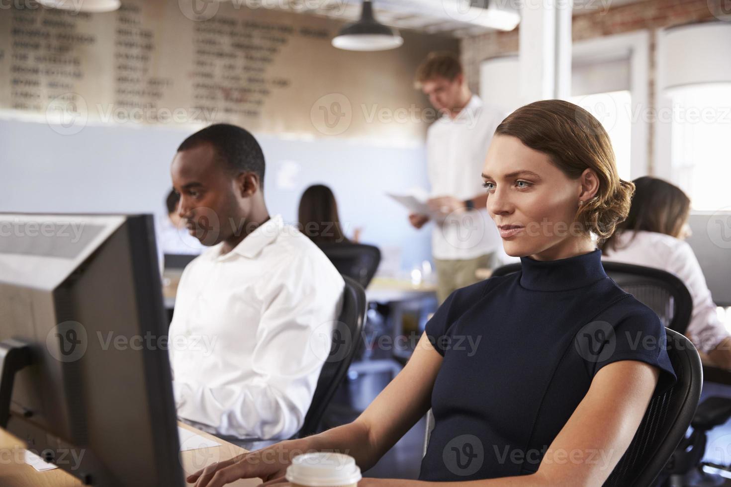 persone di affari che lavorano ai computer in ufficio moderno occupato foto