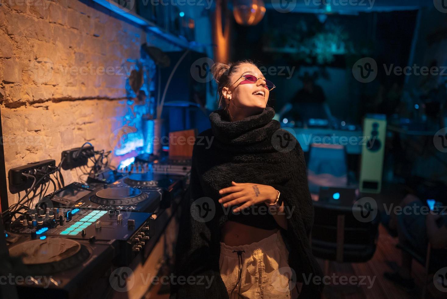 bellissimo femmina danza nel un' piccolo club foto