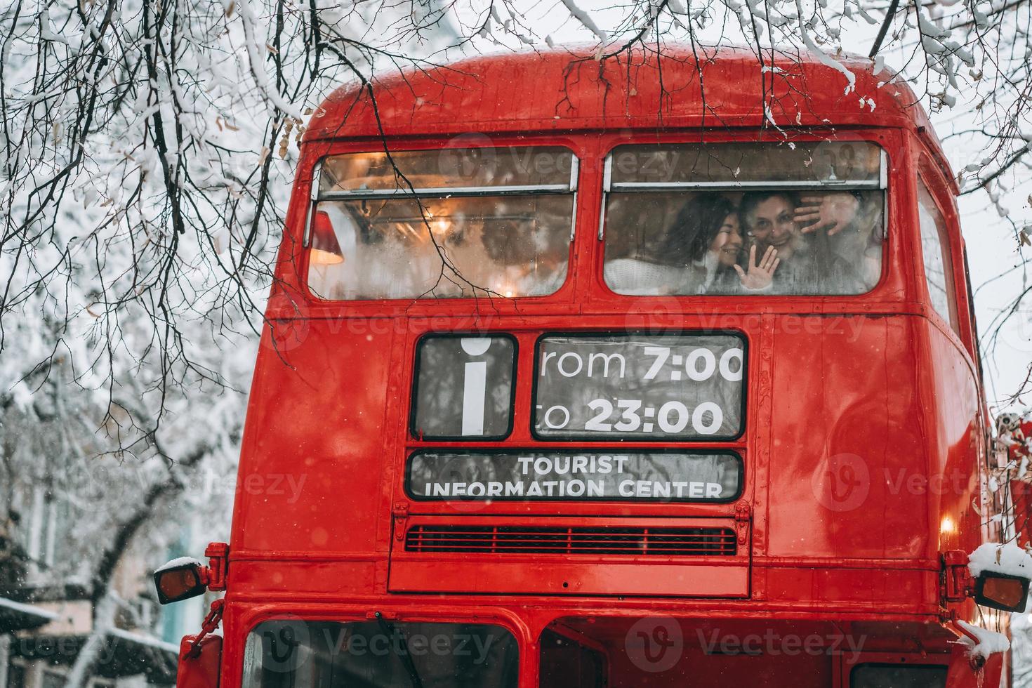 amorevole giovane coppia avere divertimento nel il rosso autobus foto