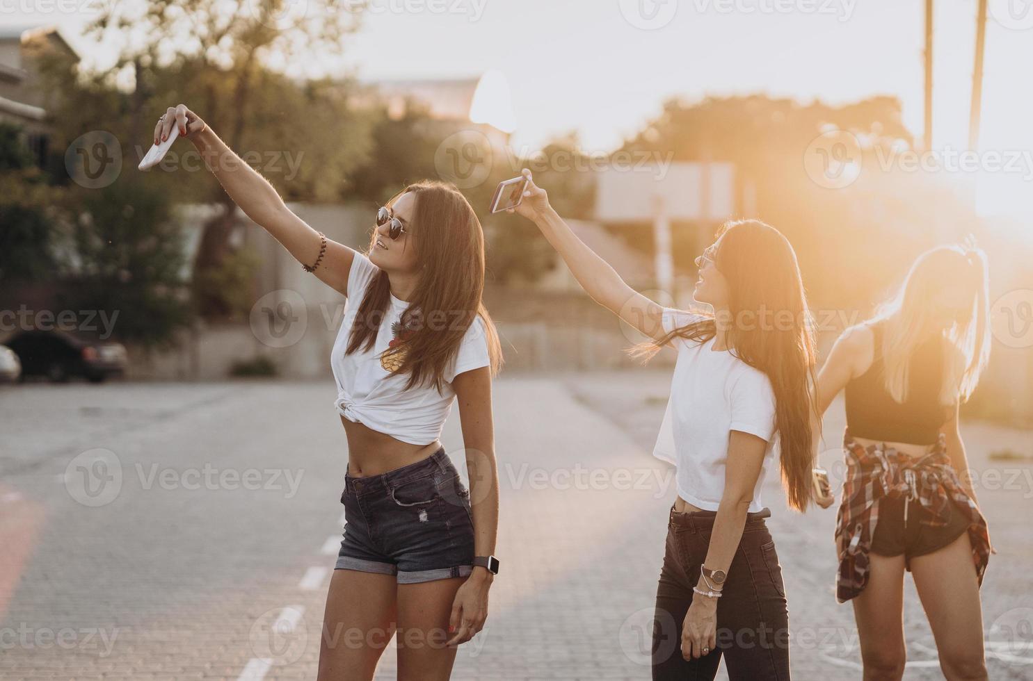 tre giovane donne assunzione un' autoscatto e avere divertimento foto