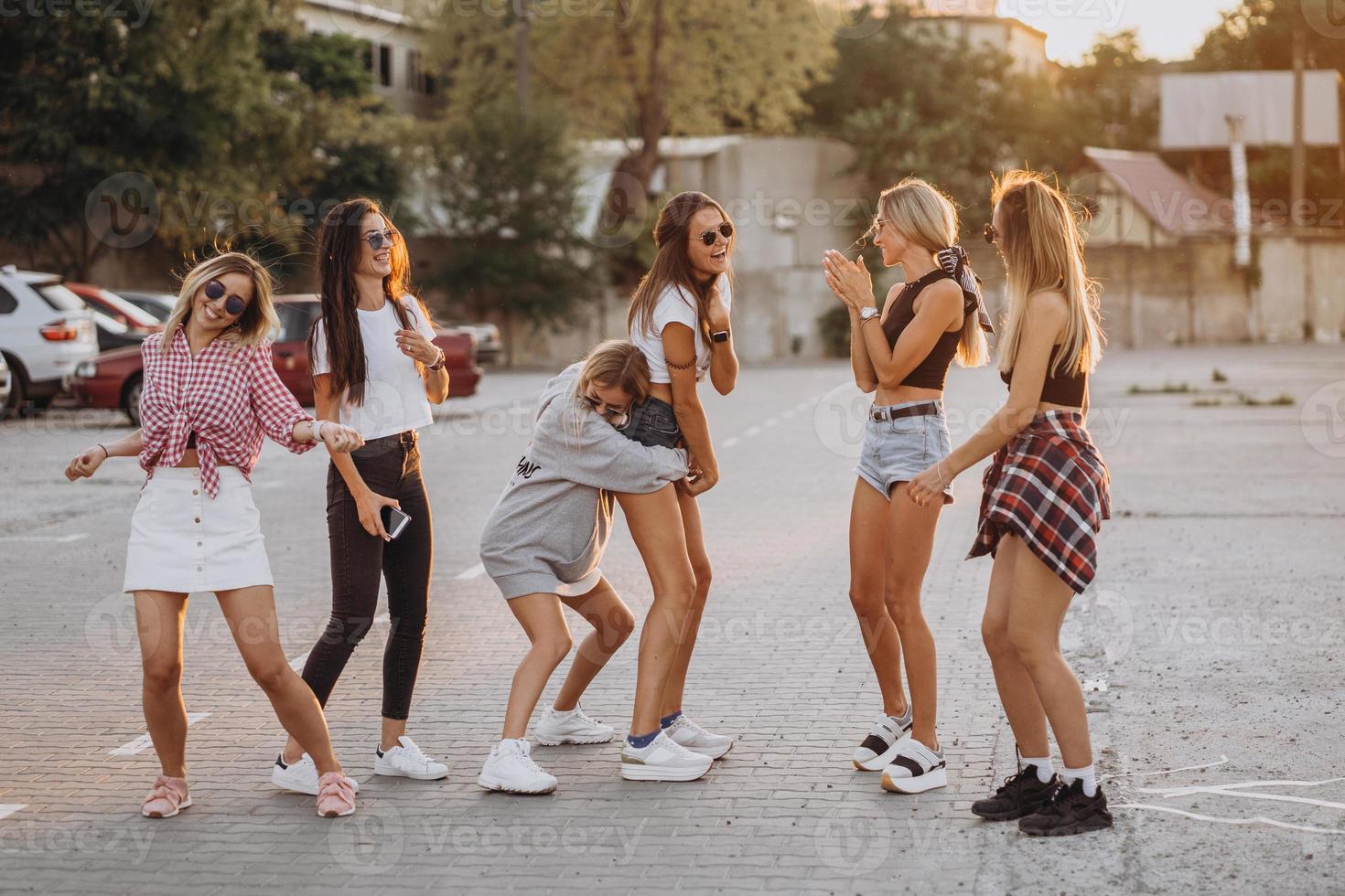 sei giovane donne danza nel un' auto parco foto