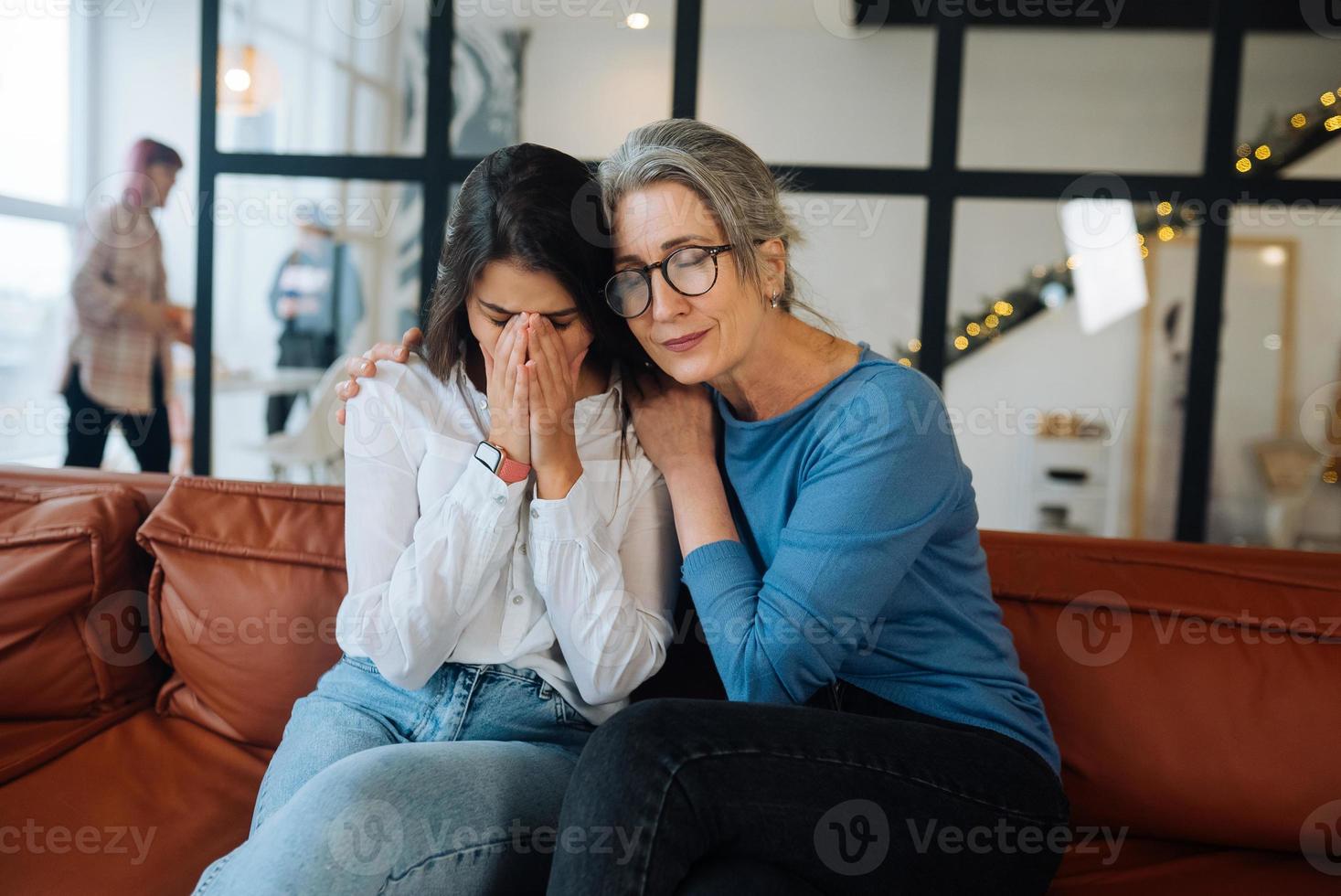 nonna confortante sua triste nipotina a casa. foto