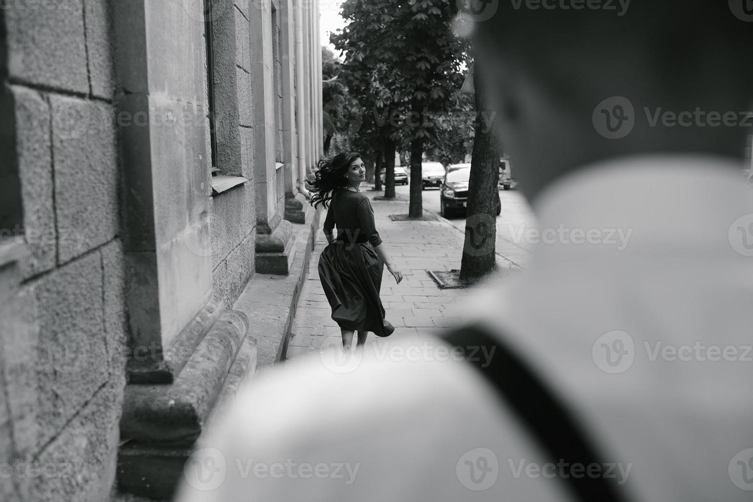 europeo bellissimo coppia in posa su il strada foto