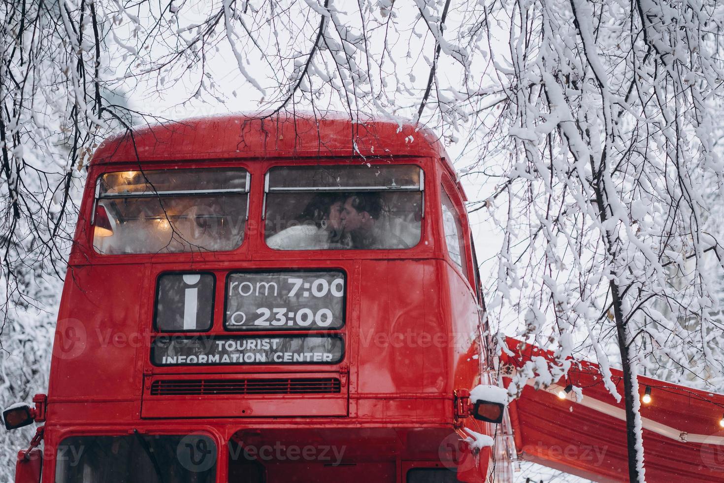 amorevole giovane coppia baci nel il rosso autobus, godere ogni altro foto