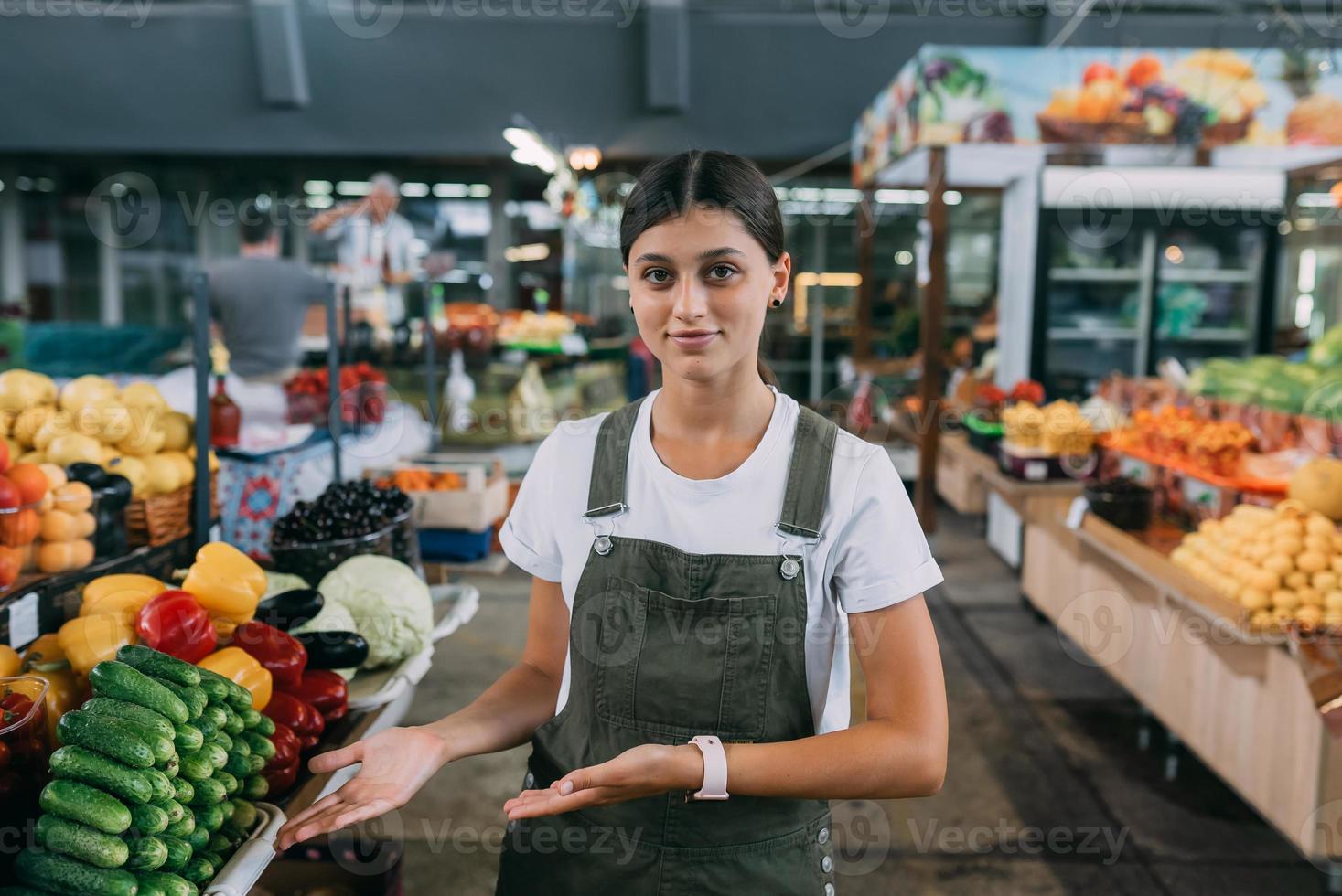 donna venditore di frutta a il mercato vicino il contatore foto