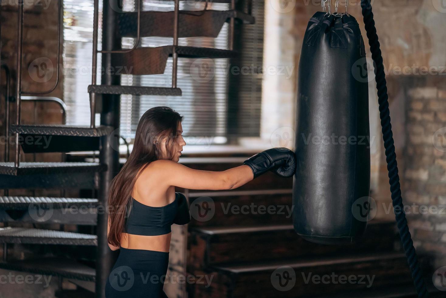 giovane donna boxe allenarsi a il Palestra foto