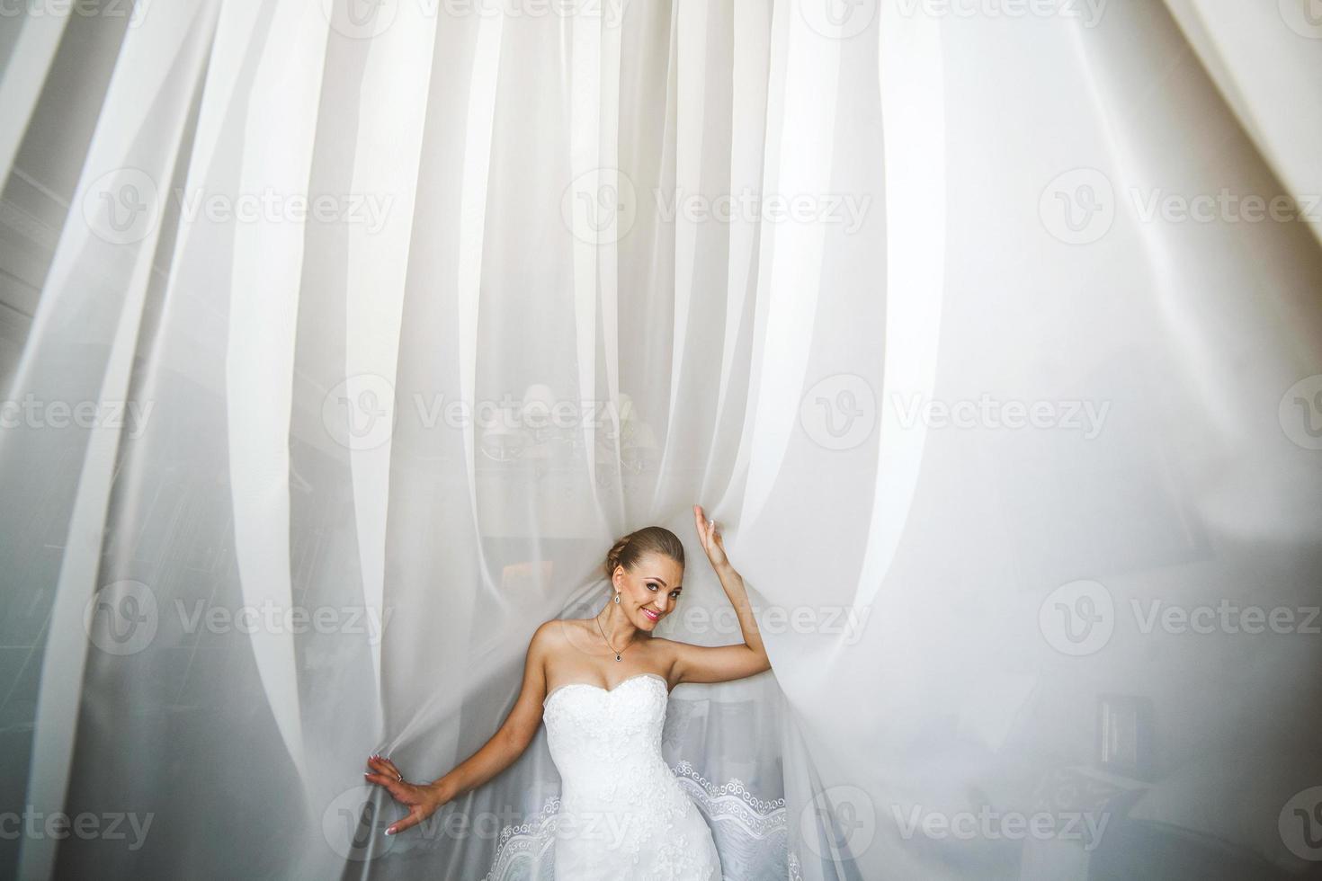 bella sposa in posa alla luce del giorno foto