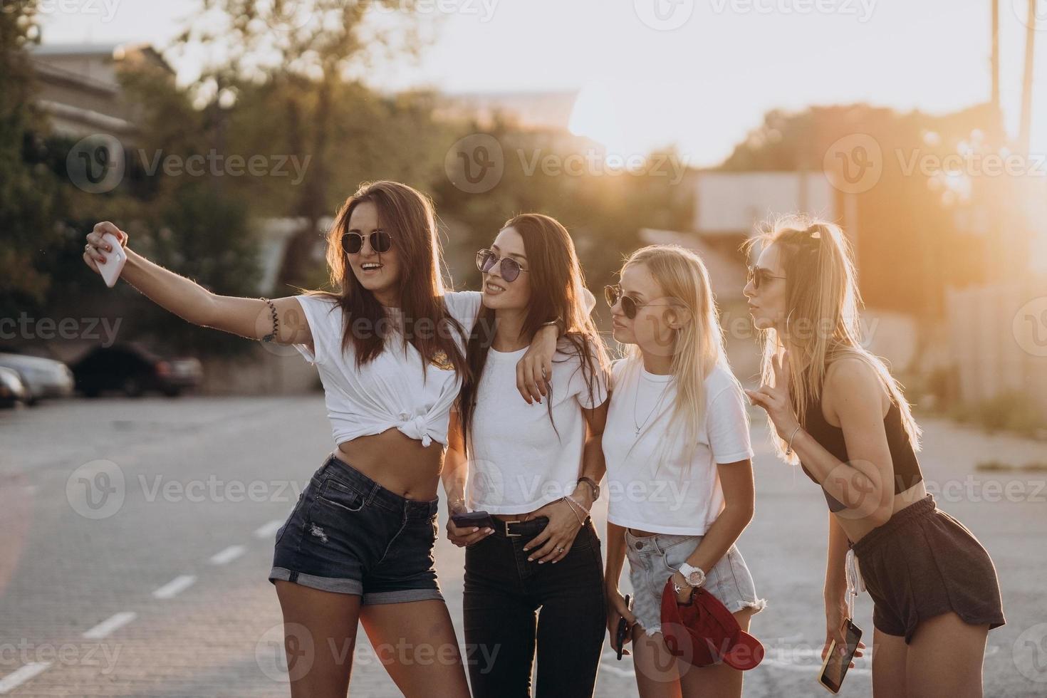 quattro giovane donne assunzione un' autoscatto e avere divertimento foto