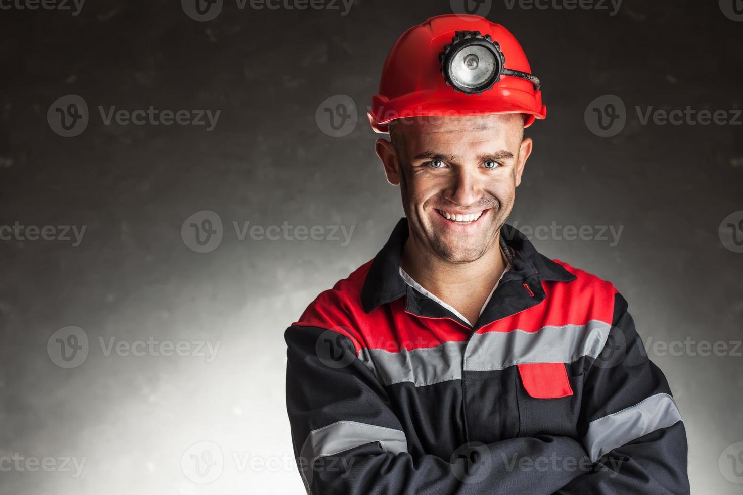 Ritratto di felice sorridente minatore di carbone foto