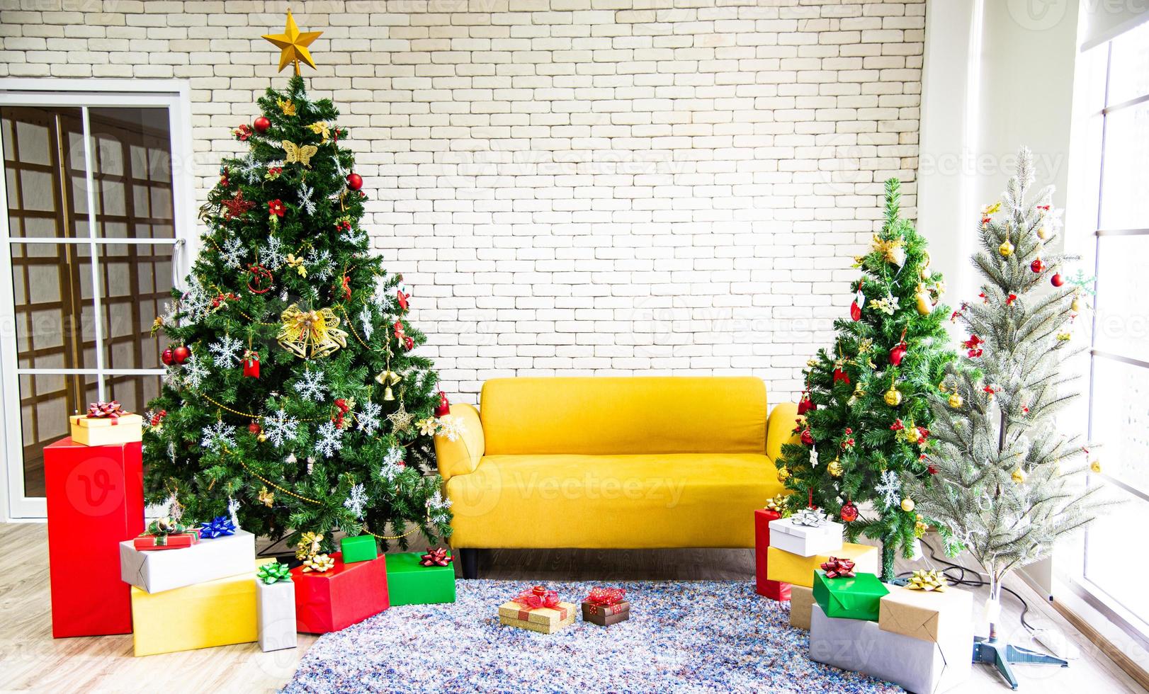 Natale e nuovo anno vacanza concetto. Natale alberi decorazione con nastri palle i fiocchi di neve e ornamenti e regalo scatole al di sopra di bianca mattone parete preparare per notte festa foto