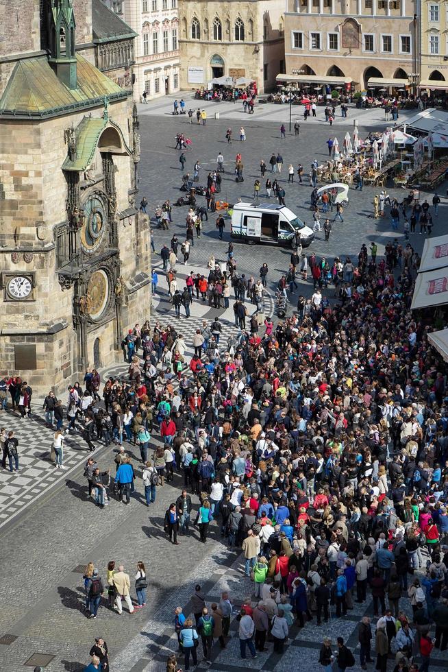 praga, ceco repubblica, 2014. persone in attesa per il astronomico orologio nel praga foto