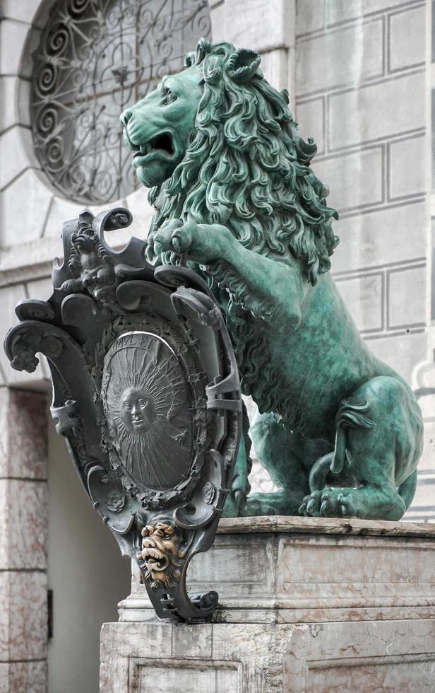 Monaco, Germania, 2014. statua di un' verde Leone a odeonsplatz nel Monaco foto