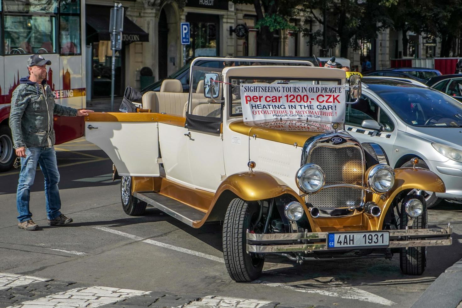 praga, ceco repubblica, 2014. giro turistico tour di costume auto nel praga foto