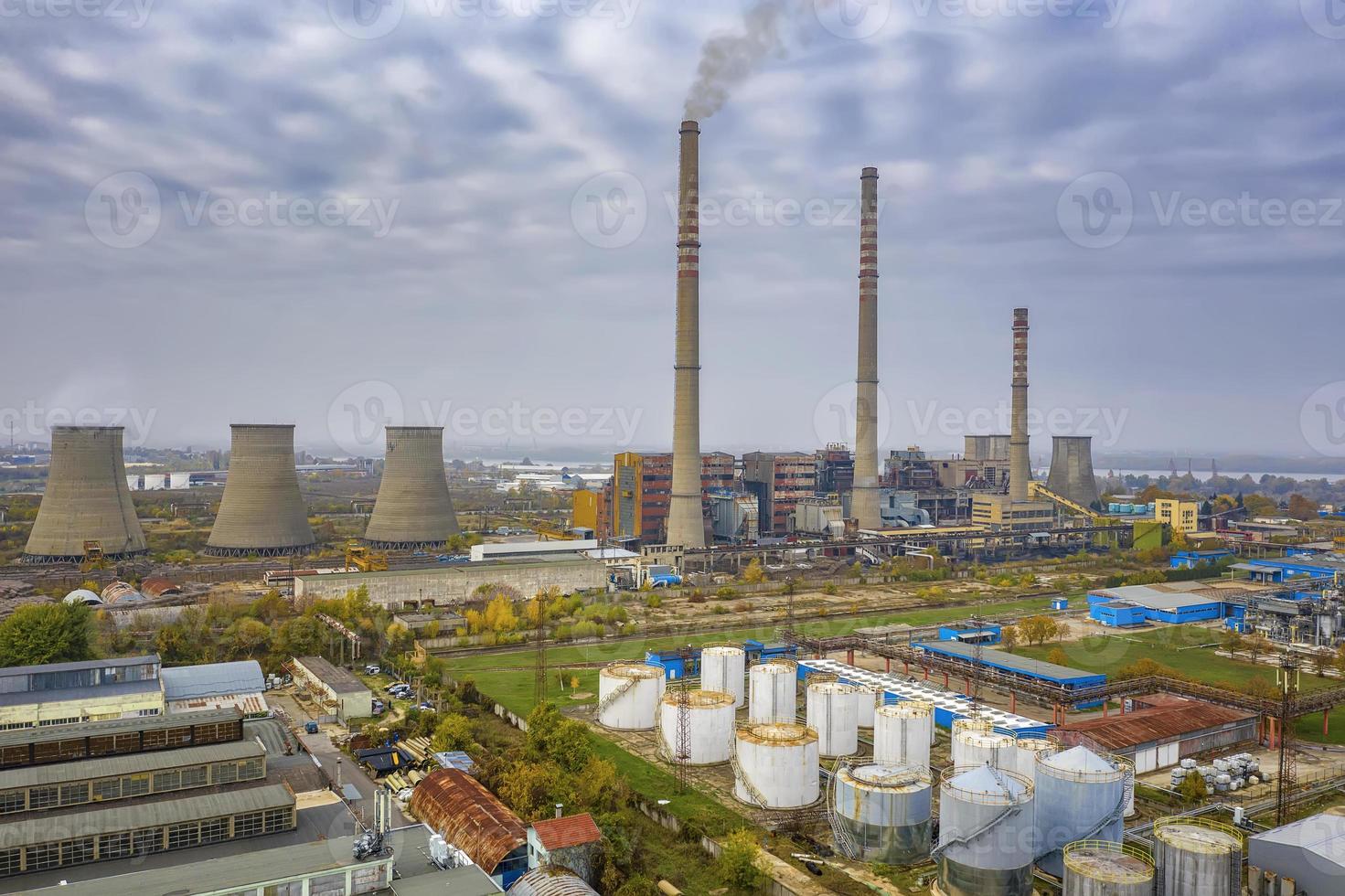 fabbrica pianta e energia industria concetto. olio, gas e prodotto petrochimico raffineria fabbrica. energia e energia attività commerciale foto