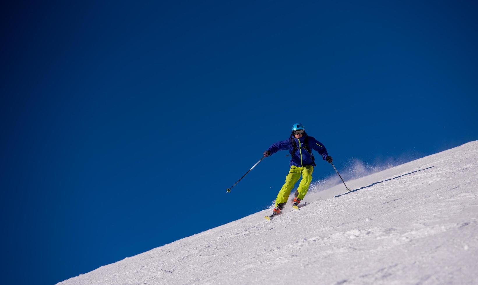 sciatore che si diverte mentre corre in discesa foto