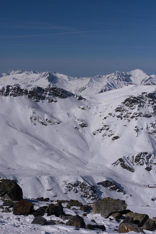 bellissimo paesaggio di montagna in inverno foto