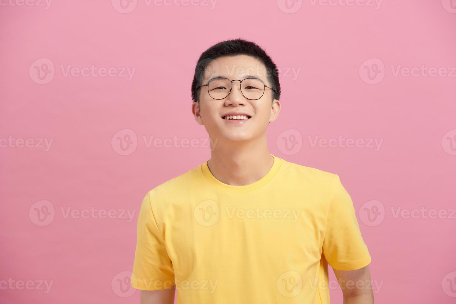 attraente asiatico uomo con bicchieri vicino su ritratto foto