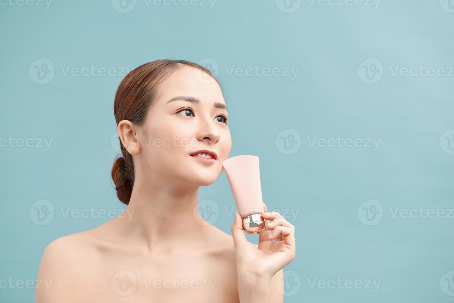 bellezza gioventù pelle cura concetto - bellissimo caucasico donna viso ritratto Tenere e presentazione crema tubo Prodotto foto