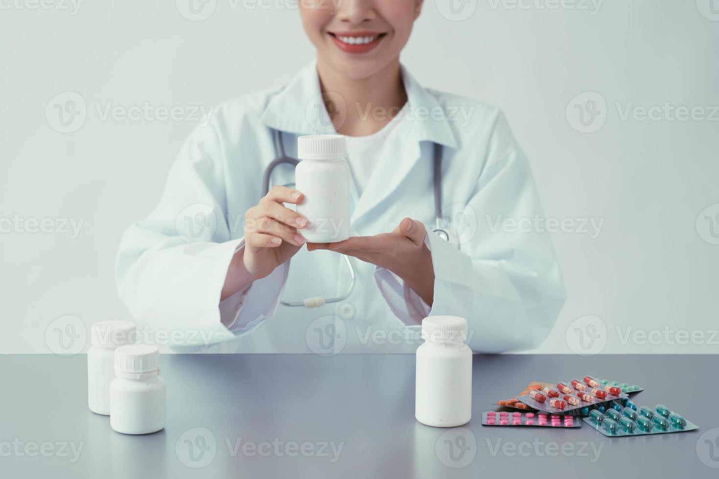 medico mano mostrando droga scatole a ufficio desktop. Salute cura, medico e farmacia concetto. foto