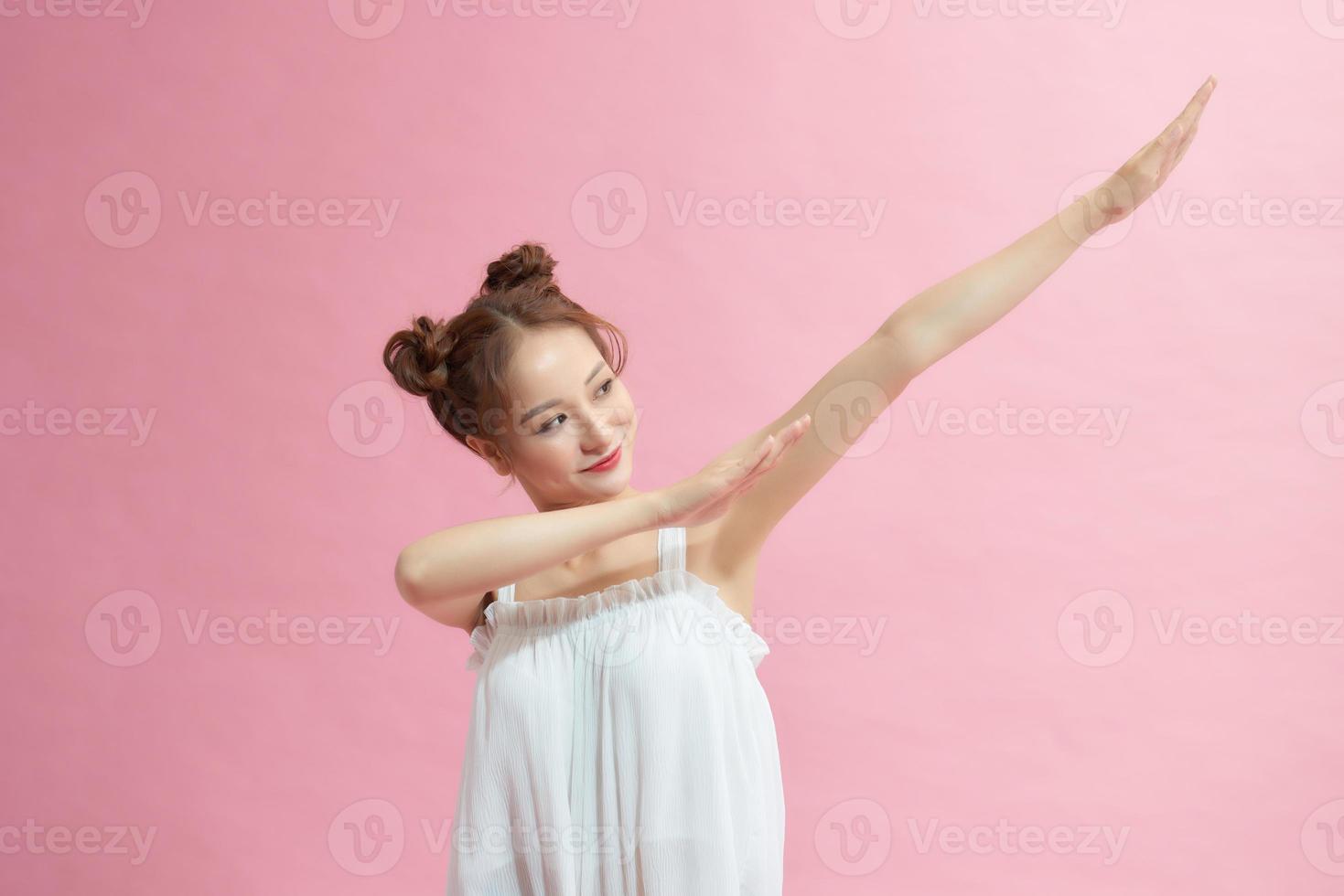 giovane donna adolescente Sorridi in piedi mossa mostrando tamponare danza contro gesto isolato foto