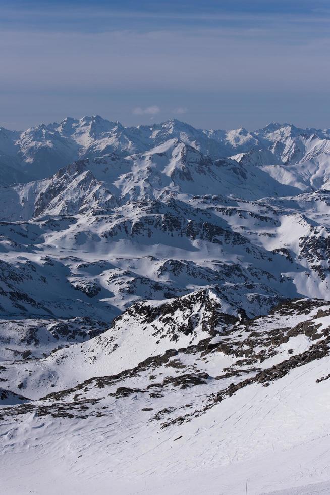 bellissimo paesaggio di montagna in inverno foto