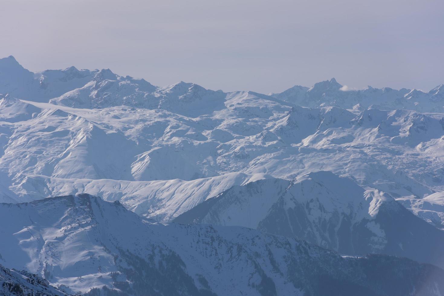 bellissimo paesaggio di montagna in inverno foto