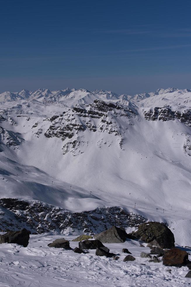 bellissimo paesaggio di montagna in inverno foto