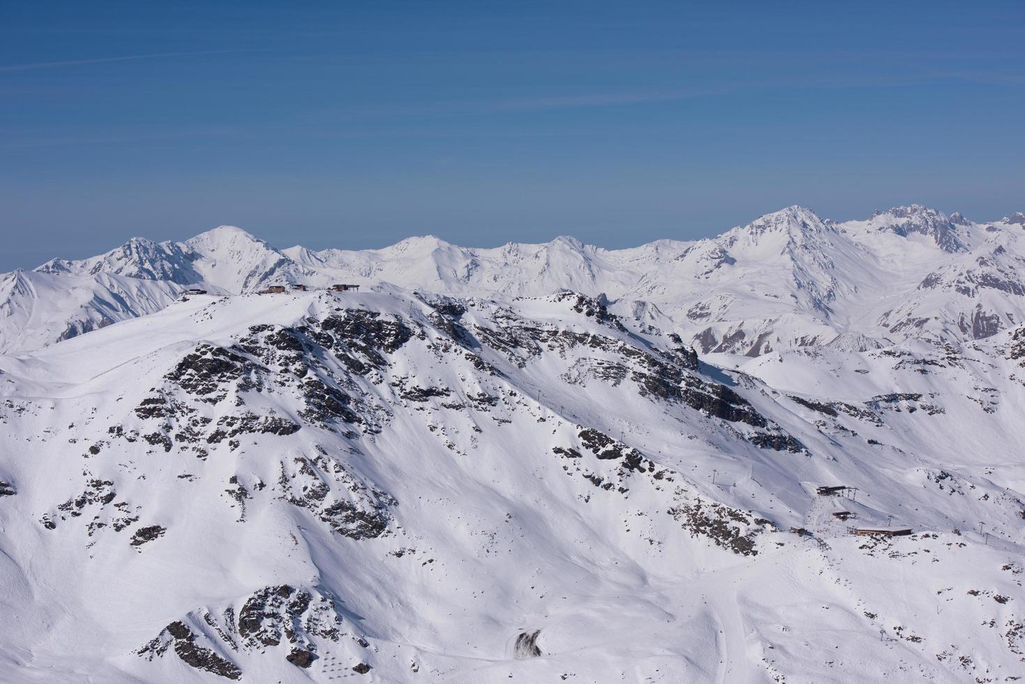 bellissimo paesaggio di montagna in inverno foto