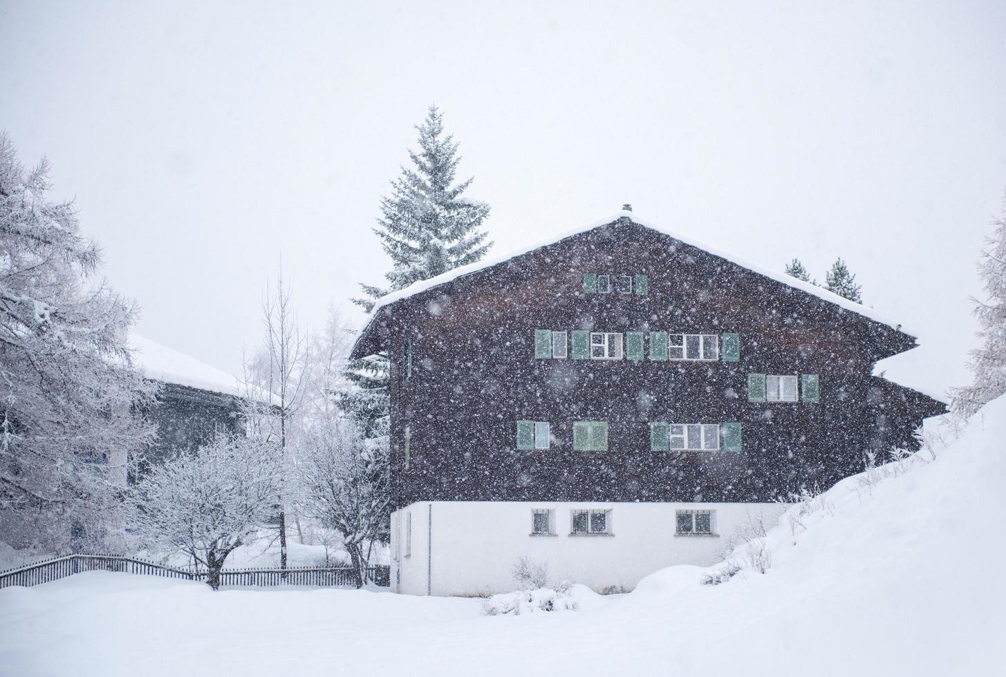 Svezia, 2022 - montagna Casa nel tempesta di neve foto